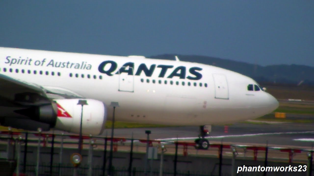 Qantas A330-200 Landing & Takeoff VH-EBJ
