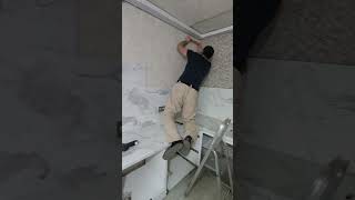 белая кухня, панельный дом, потолок будет крепиться через планку