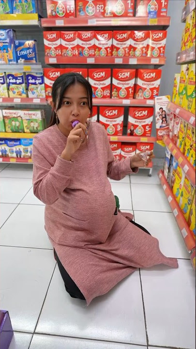 #SHORTS | PREGNANT WOMEN EAT CANDY AND GET A BABY 🤣🤣