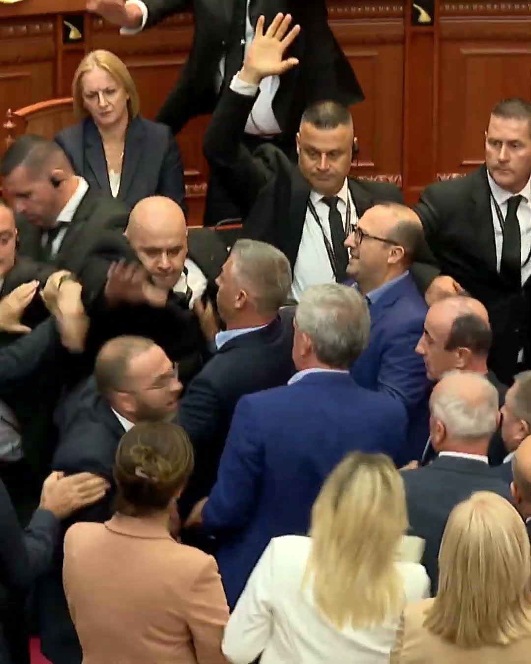 Degjeneron parlamenti, opozita sherr e bllokim foltoreje çdo të enjte - Fiks Fare