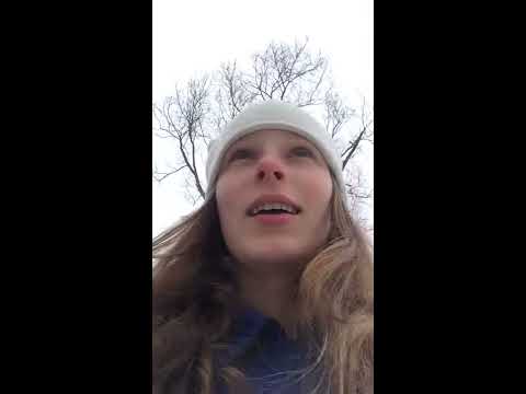Голая женщина на капоте