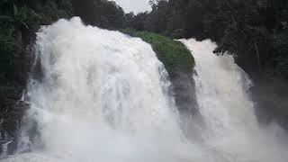Water falling in slow motion screenshot 3