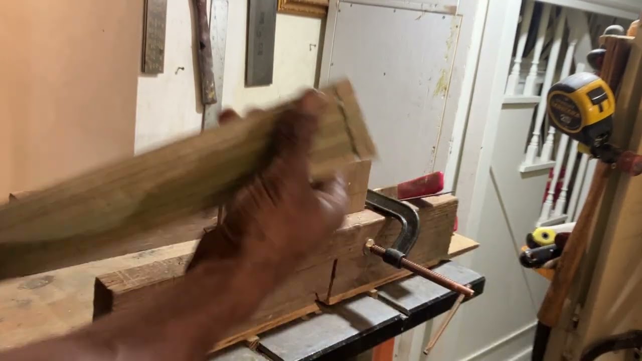 Артур вырезает шипы на циркулярной пиле