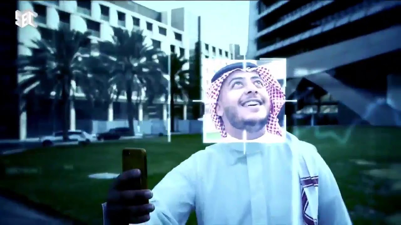 14 مشتركًا ينقسمون إلى فريقين ويحتجزون طوال موسم كامل من البرنامج داخل مركز تسوق تجاري