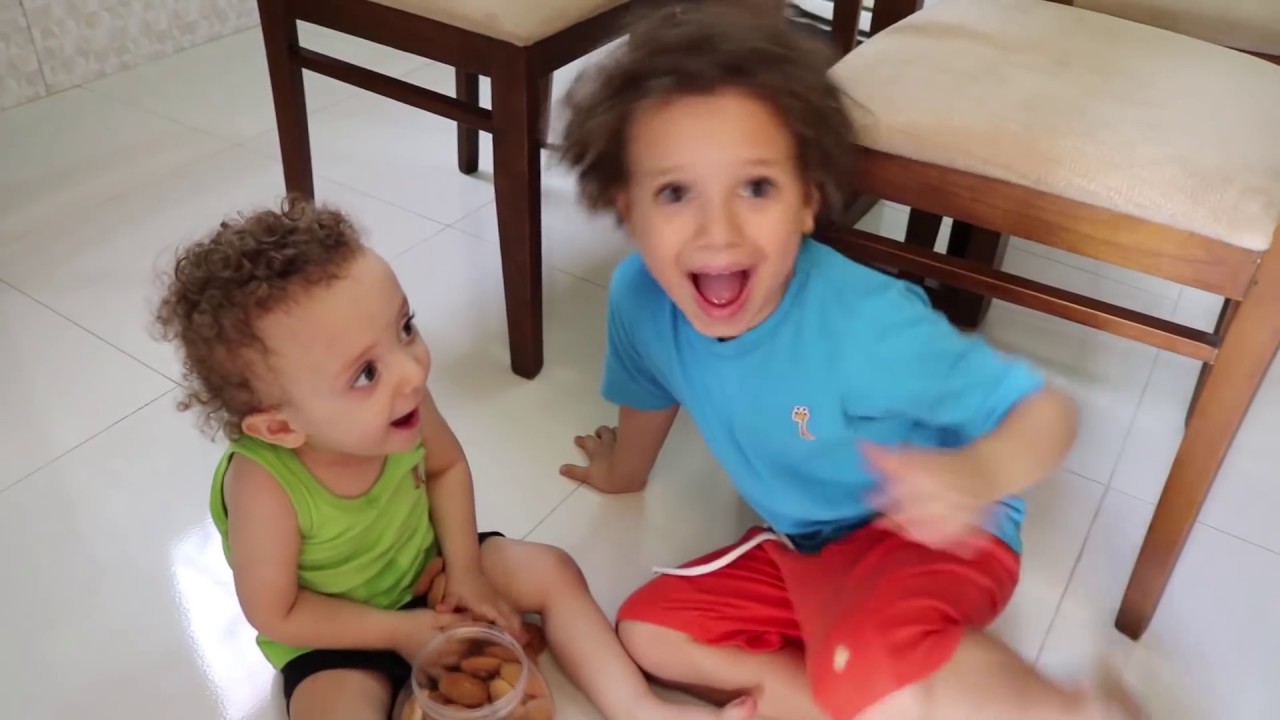 Johny Johny Yes Papa 👶 Cadu e Caio THE BEST Song for Children 2