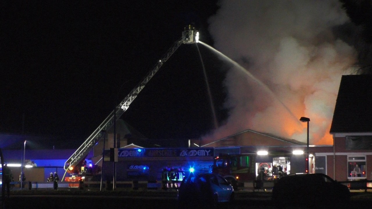 Großbrand in Moordorf | Einsatzfahrten Feuerwehr , DRK , THW 