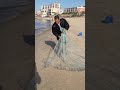 تعليم فن فرد الشبكة على الأرض لتجهيزها للرمي في البحر