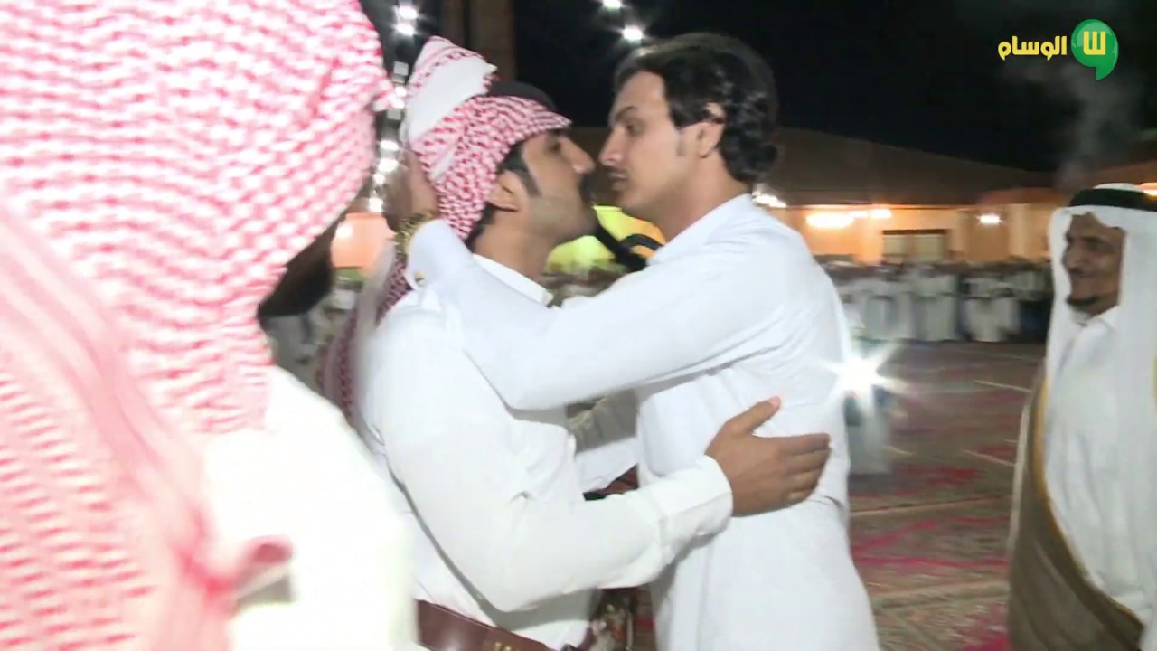 الأشهر في الترحيب يعبرعن إعتزازه برمي عقاله وغترته