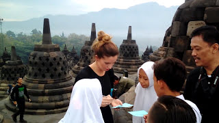 Tanya Bule Di Candi Borobudur - Pesona Indonesia