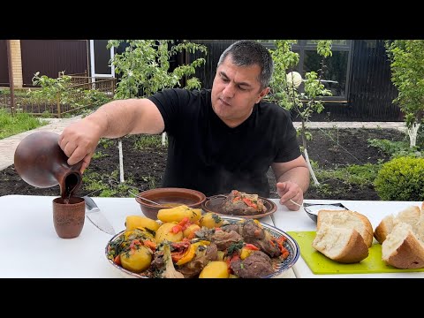 Хашлама из говядины в казане на костре, рульки в казане