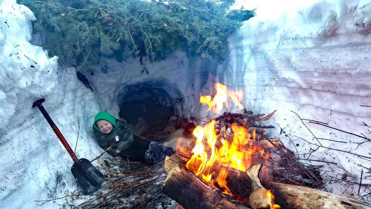 ⁣Deep Snow Primitive Survival Camping in Mountains - Campfire Cooking on Shovel