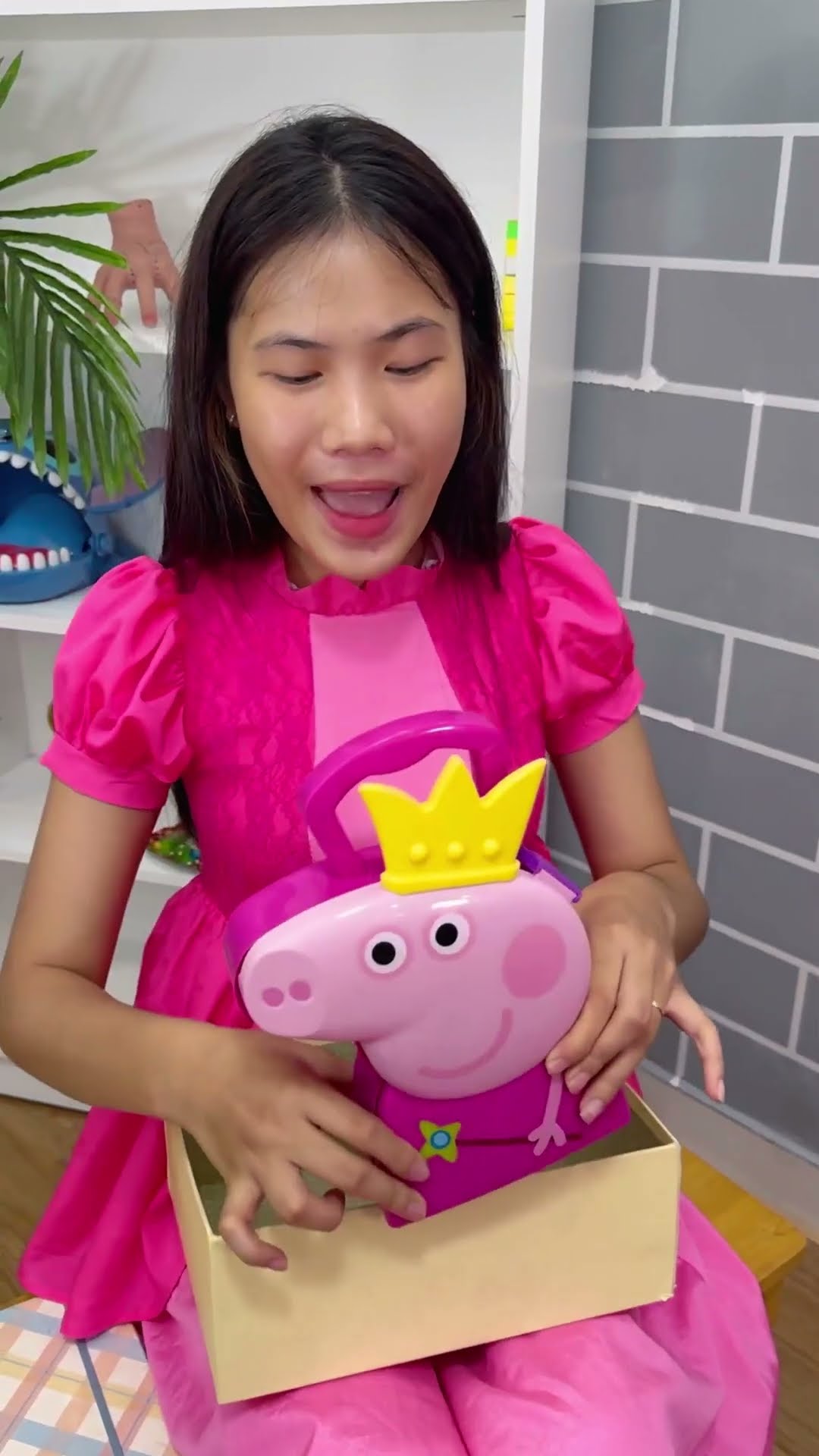 LNF - Chọn quà bên trái hay bên phải || Gifts on the left or right #shorts