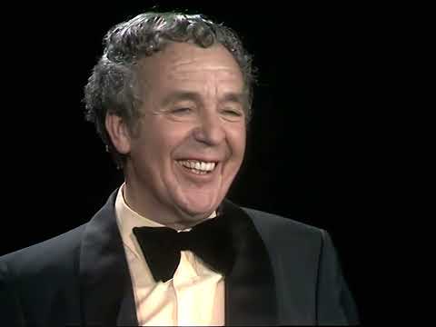 Wim Kan - Oudejaarsconference 1973: Zuinig over de drempel [4k remastered]