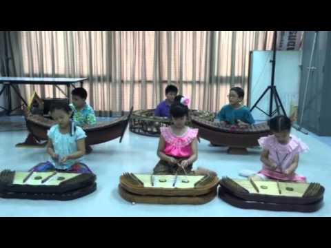 น้องแอนจี้ 7 ปี เล่นขิม "ช้าง ช้าง"