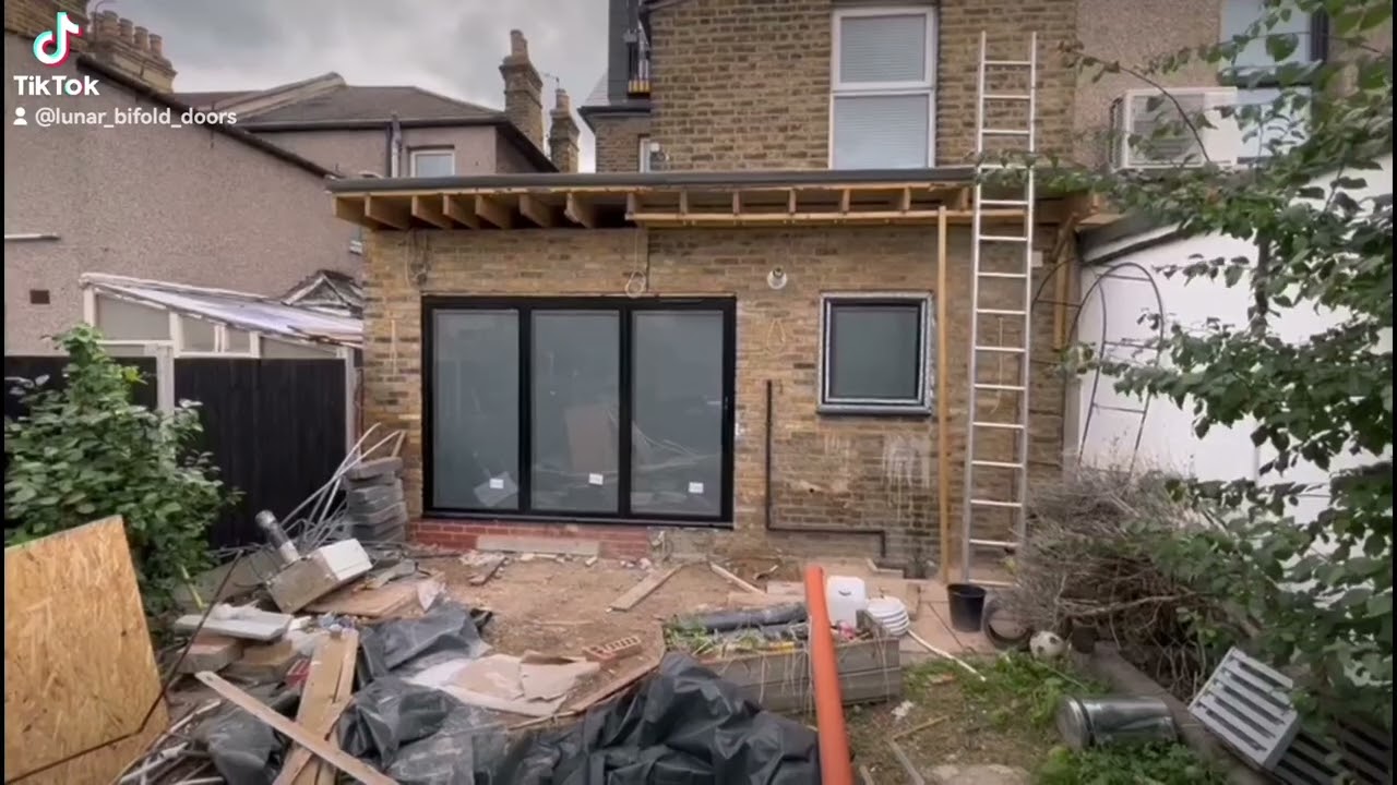 SLIMLINE ALUMINUM BIFOLD DOORS IN 3 PANEL AND ROOF LANTERN 