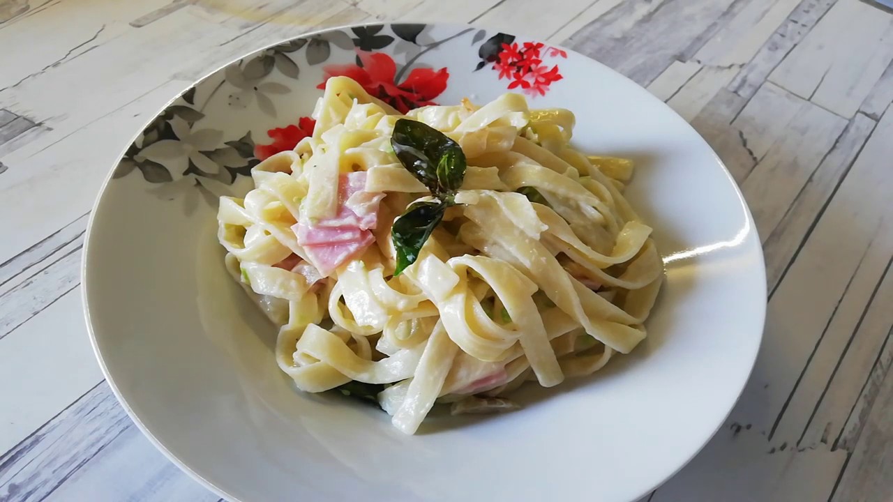 Талиатели със сметана, тиквички и шунка