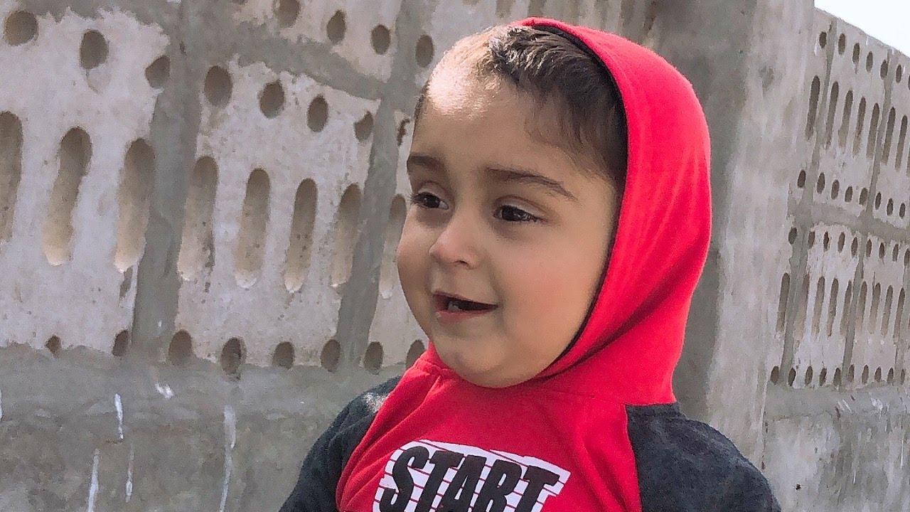 Muhammad Rohaan live playing with card