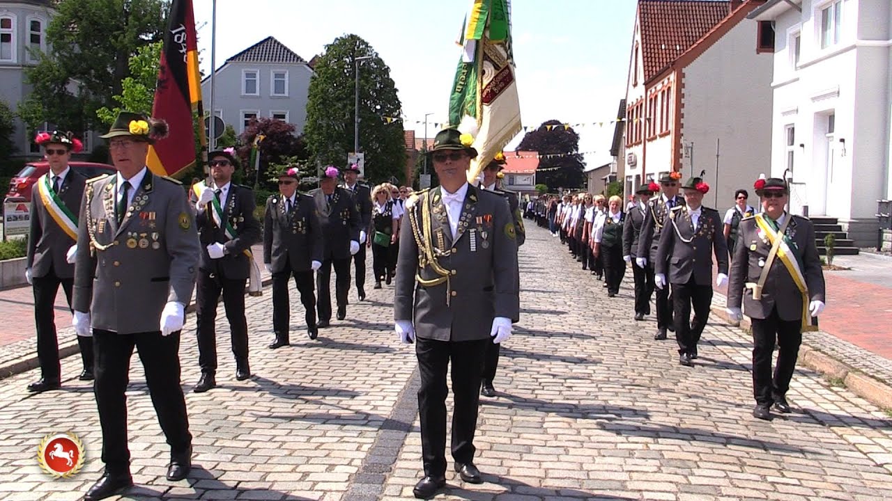 175. Jubiläum vom Schützenverein Bassum mit Fahnenschwingern und Spielmannzügen