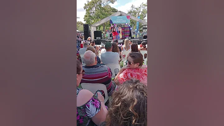Fashion show on the Children's stage at last year's crab festival - DayDayNews