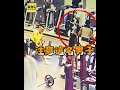 男拿握推桿舉不動鬆手！下身GG猛貼兄弟臉他嚇瘋