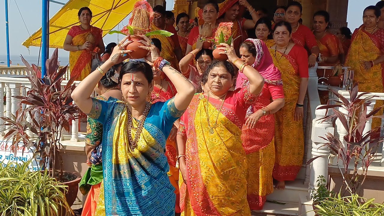 विश्व की द्वितीय किन्नर कथा वाचक हेमलता सखी जी द्वारा श्रीमद् भागवत कथा का शुभारम्भ 