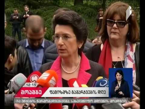 ფაშიზმზე გამარჯვების დღე - ხალხმრავლობა უცნობი ჯარისკაცის მემორიალთან