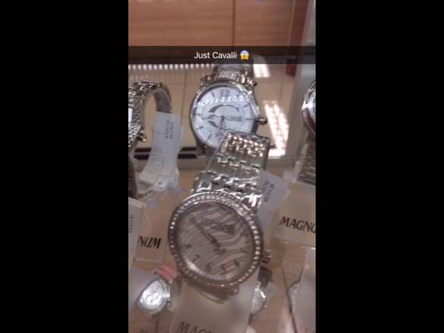 Blogueira Carol Heinrichs na Stylo Outlet  mostra os relógios Just Cavalli class=