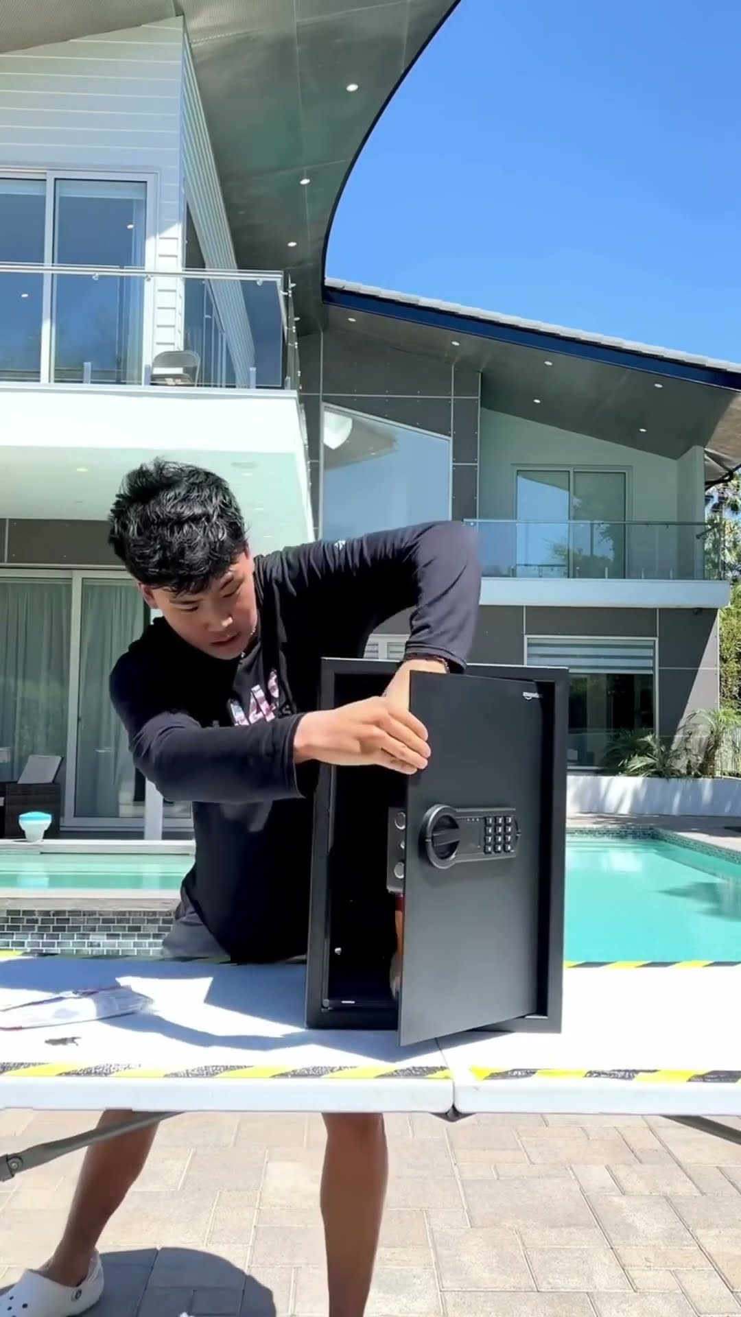 put cocacola and mentos in the safe #shortsvideo