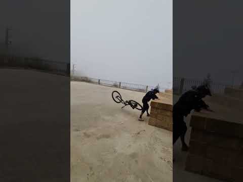 Je M éclate Le Tibia Sur Ce Mur 