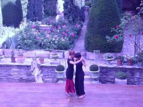 Carolina Udoviko et Sandrine Anceau dansent .