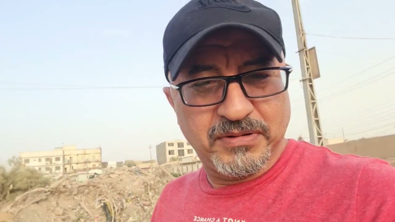 رجل كبير بالسن يلتقط قوت عيالة من حاوية النفايات في بلد يعيش على بحر من النفط .