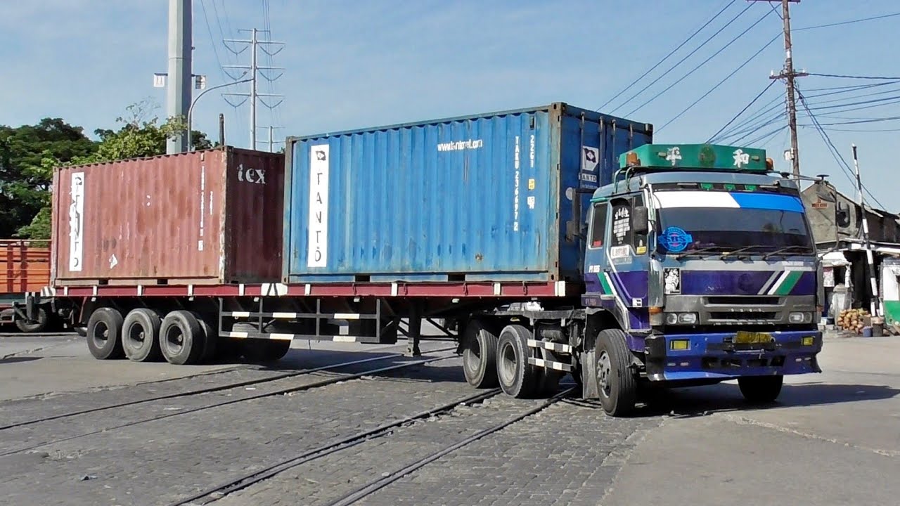 Truk di Sekitar Pelabuhan Tanjung Perak | Juni 2024