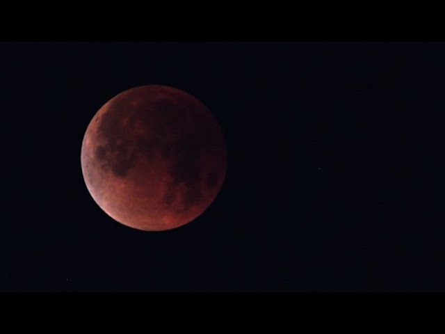 القمر الأحمر يشد الأنظار في أطول خسوف في القرن 21