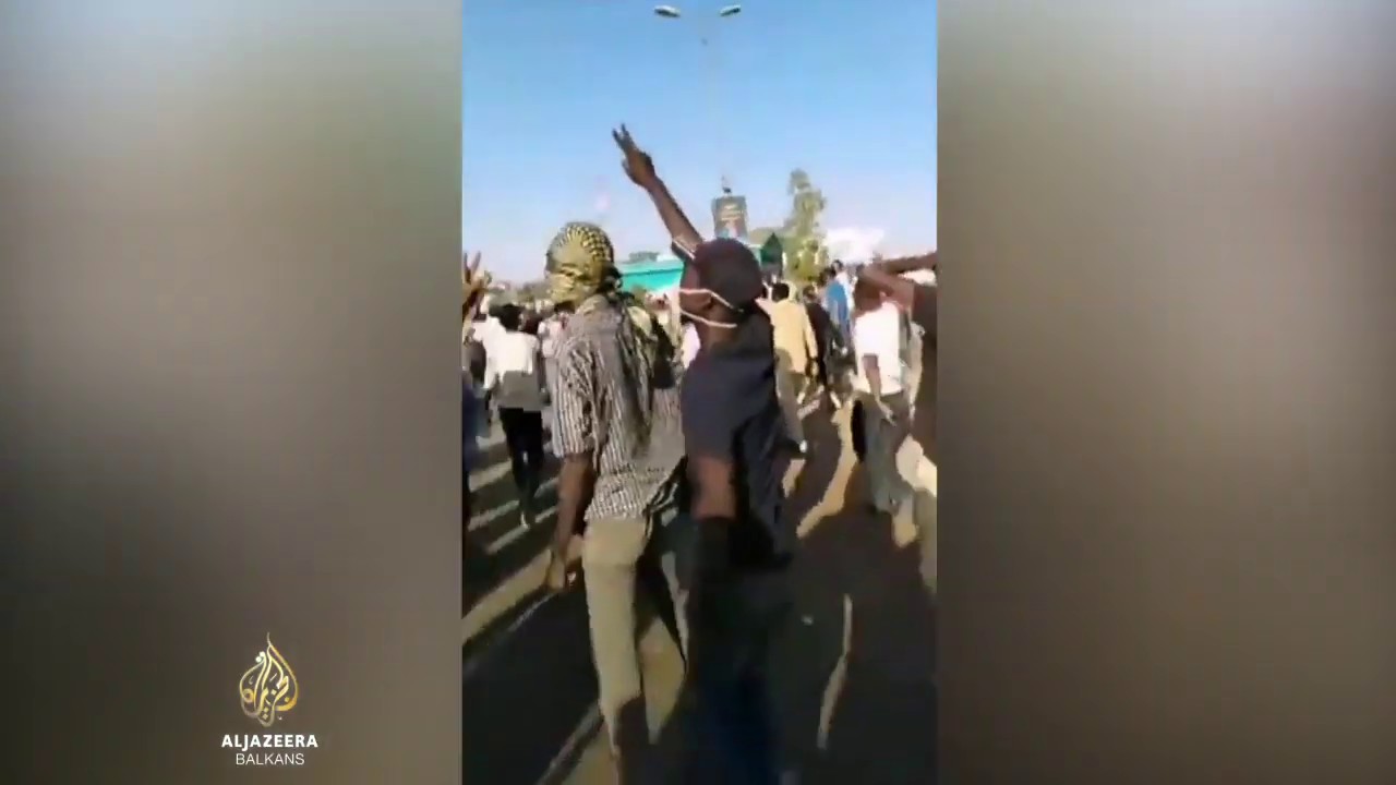 الجيش السوداني يحمي المتظاهرين من الشرطة