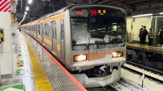 【209系が21T運用を大雪の中代走！着雪多数有り〜！！】JR東日本209系1000番台トタ81編成が快速高尾行きとして新宿駅12番線を発車するシーン（2021T）2024.2.5.21:00