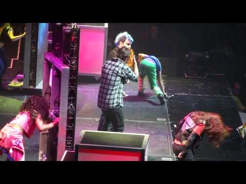 Justin Bieber Pranks Willow Smith - Whip My Hair - Manchester