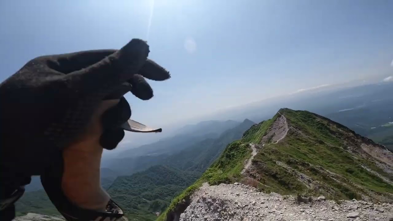 【大山・剣ヶ峰】足元から崩れる絶壁。槍ヶ峰へ続く「死の稜線」を越えて