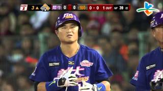 20131026 CPBL 犀牛VS獅 3上 胡金龍擊出穿越二壘方向安打，助犀牛攻佔一二壘