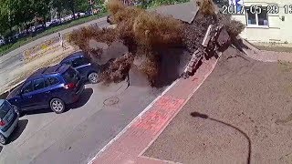 Exploding underground water pipe rips through Ukrainian street