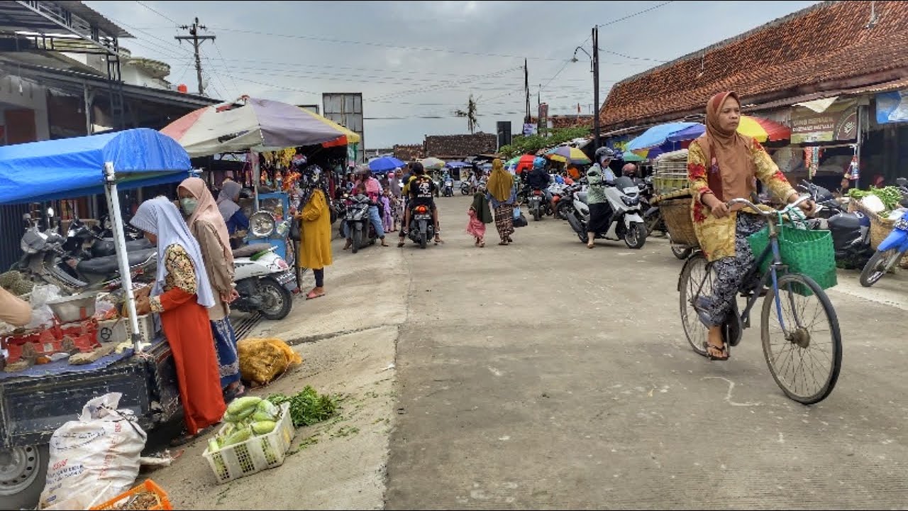Walking in Wonosalam Market (Pasar Wonosalam) • Demak Indonesia • 4K