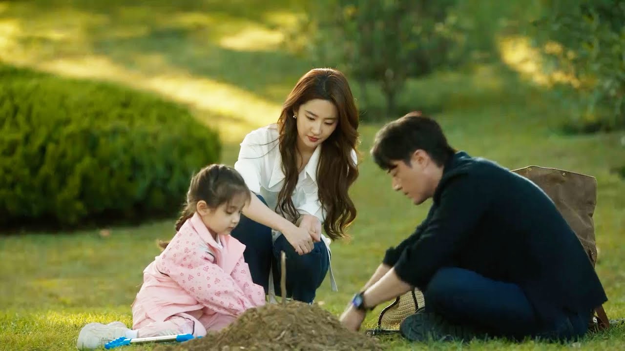 丈夫多年後再遇前妻，看著她身邊的孩子，徹底后悔了！#刘亦菲