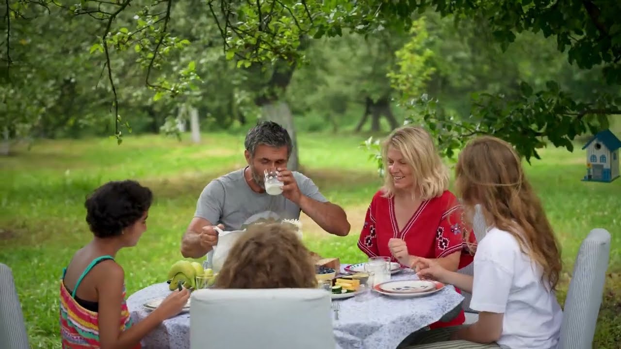 Bucurii la tara-Sezonul 2 Episodul1- Michonne, Tǎnțica si Tincuța