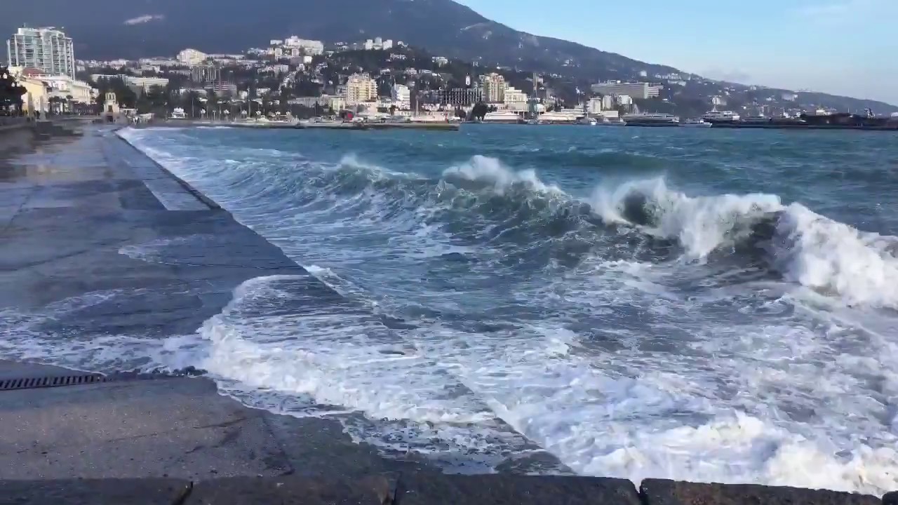 Температура моря в ялте сегодня. Ялта набережная шторм. Черное море Ялта. Шторм в Ялте. Ялта море набережная.