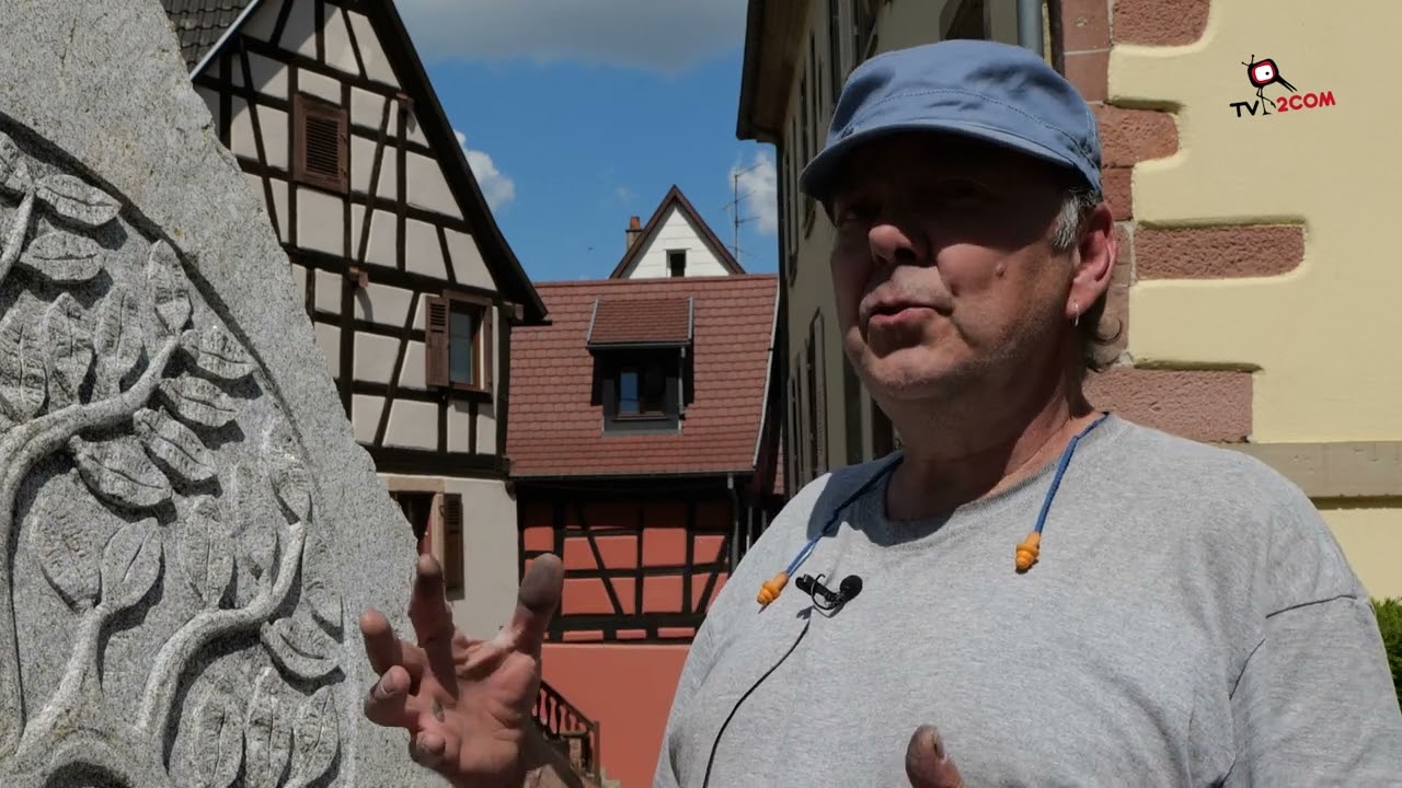 Un arbre de vie sculpté sur un bloc de granit à Orschwiller.
