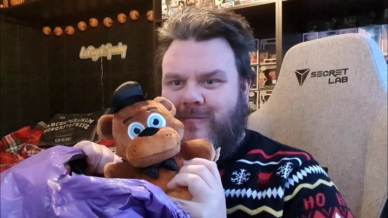 Мягкие игрушки Five Nights at Freddy's с глазами, светящимися в темноте.