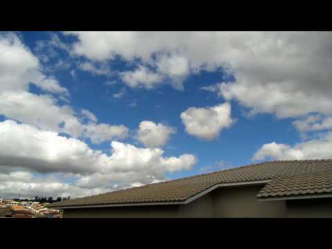 Timelapse de Nuvens Baixas e Céu Azul
