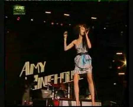 Video: Amy Winehouse: The Grubby-Looking Demin Line - Kommer snart