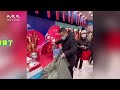 【焦點】冬奧紀念品「冰墩墩」轉手價格翻十倍🔥有男子扛著麻袋搶貨😲  | 台灣大紀元時報