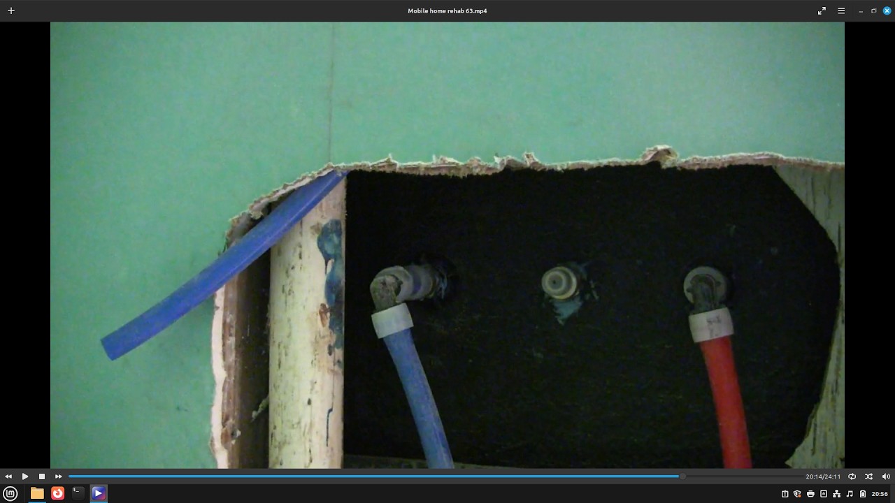 Ремонт мобильного дома № 63: дополнительная отделка гипсокартоном и установка нового смесителя дл...