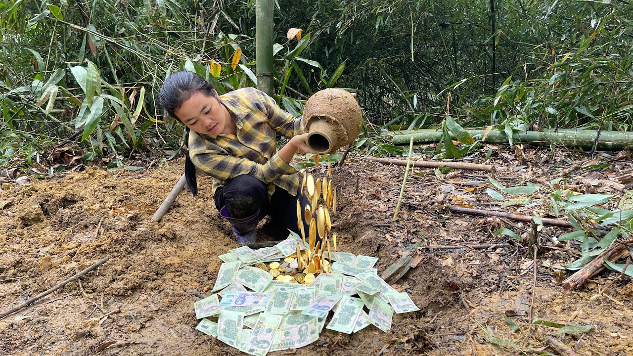 A poor girl was digging and accidentally discovered a treasure buried underground!”